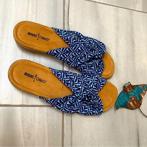 NWOT: MINNETONKA Women's Size 10 Blue/White Tribal Soft Fabric Slide Sandals 🌴 - Picture 5 of 6